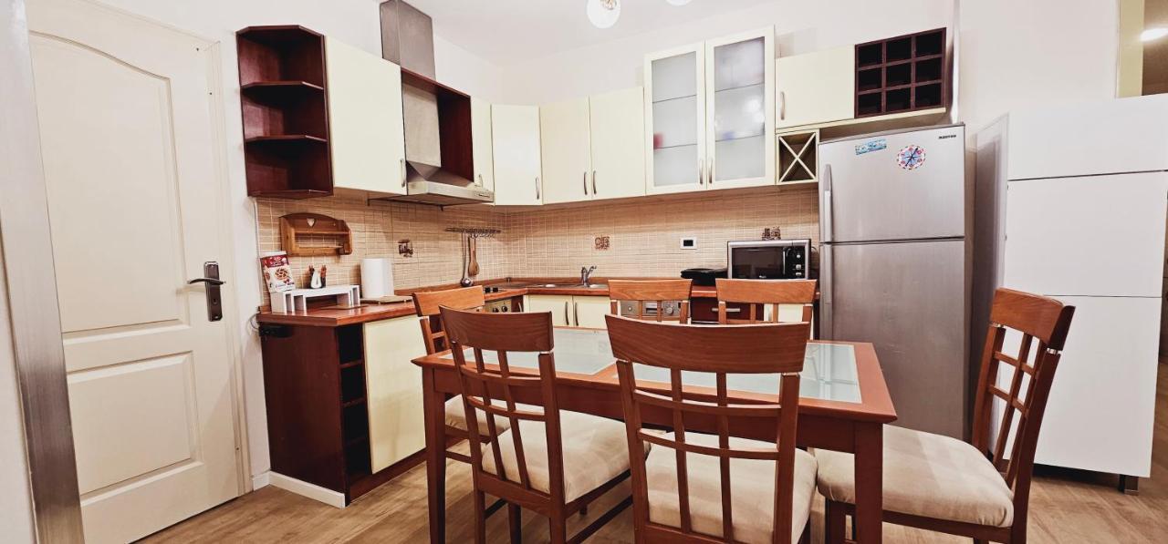 Discover Tirana From Our 3-Room Apartment With Free Parking-Komuna E Parisit Exterior foto